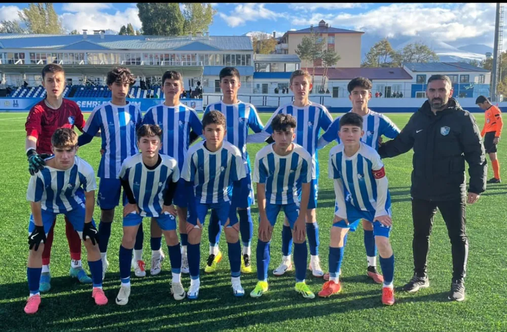 ERZURUM SPOR FK U-15 YAŞ GRUBU TAKIMI KENDİ EVİNDE FARKA KOŞTU..