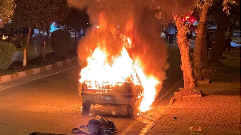 Adıyaman Üniversitesi yakınında araç yangını: Korku dolu anlar yaşandı  - Videolu Haber