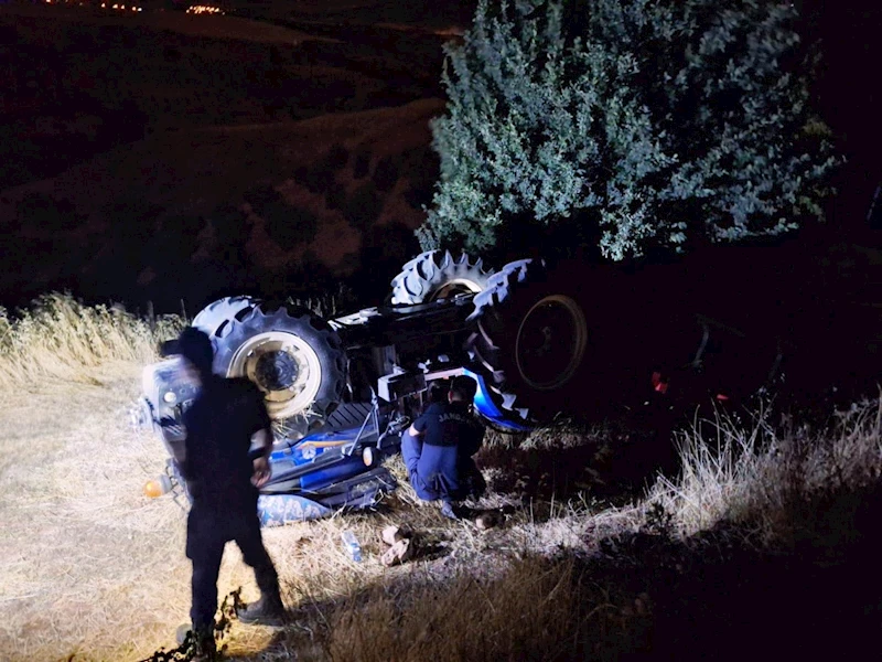 Devrilen traktörün altında kalan sürücü hayatını kaybetti 