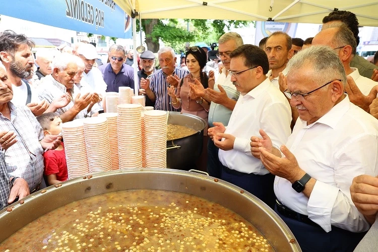 Kayseri protokolünden aşure dağıtımı