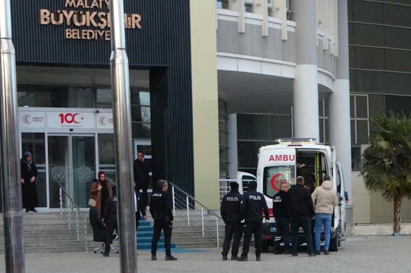 Bıçaklı saldırıda yaralanan genç belediyeye sığındı