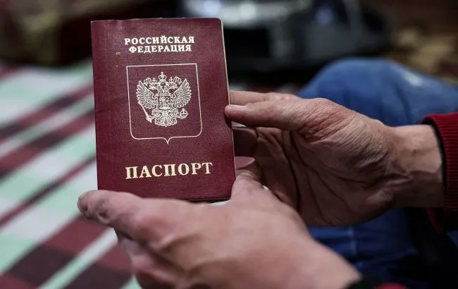 Ruslar, Rus pasaportu almadıkları takdirde Ukraynalıların iş haklarını ellerinden alıyorlar