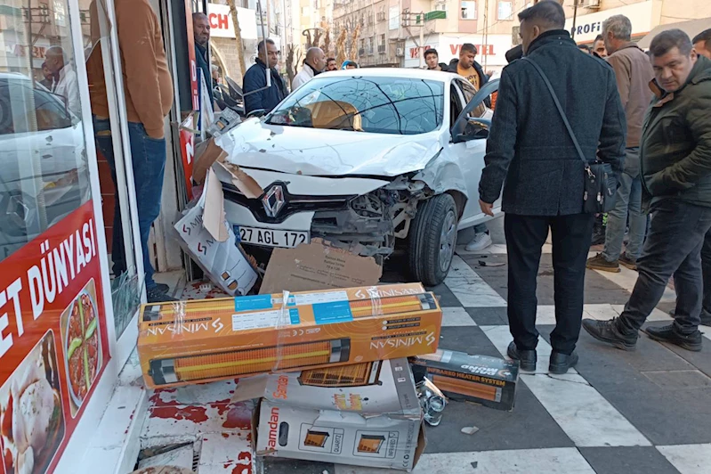 Şanlıurfa’da otomobil kaldırımdaki baba oğula çarptı