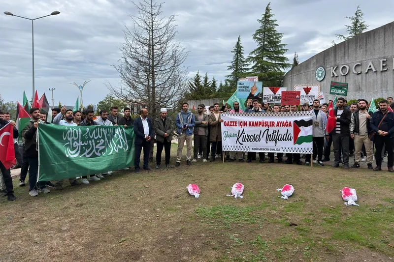 Kocaeli Üniversitesi öğrencilerinden Sumud Filosuna destek yürüyüşü