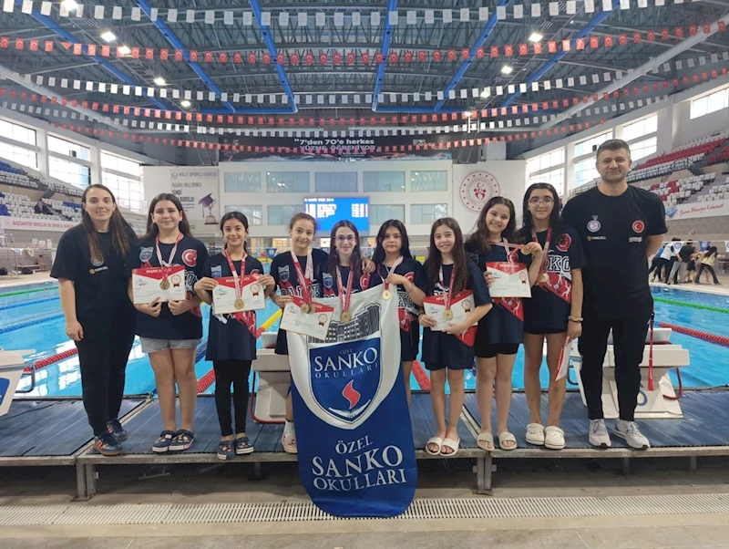 SANKO okulları küçük kız yüzme takımı bölge şampiyonu oldu 