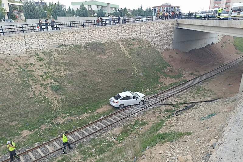 Batman’da otomobil üst geçitten tren raylarına düştü: 3 yaralı