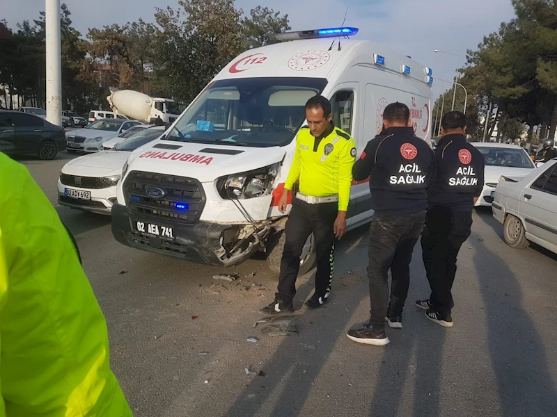 Adıyaman’da zincirleme trafik kazası: Biri ambulans, üç araç birbirine girdi, 1 yaralı  - Videolu Haber