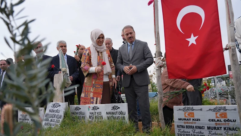 Adıyaman’da depremde hayatını kaybeden öğretmenlerin kabrine ziyaret  