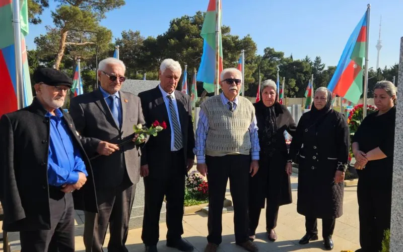 -Azerbaycanlılar Karabağ kahramanlarını unutmuyor...