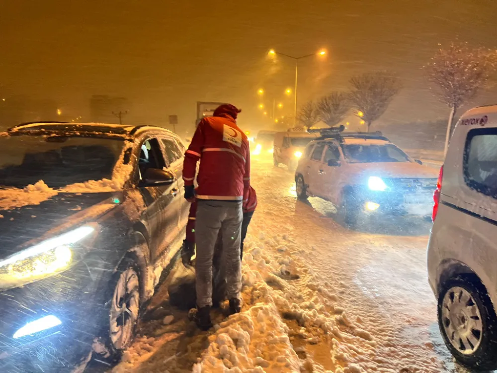 Türk Kızılay Erzurum Ekibinden Yolculara İkram Desteği