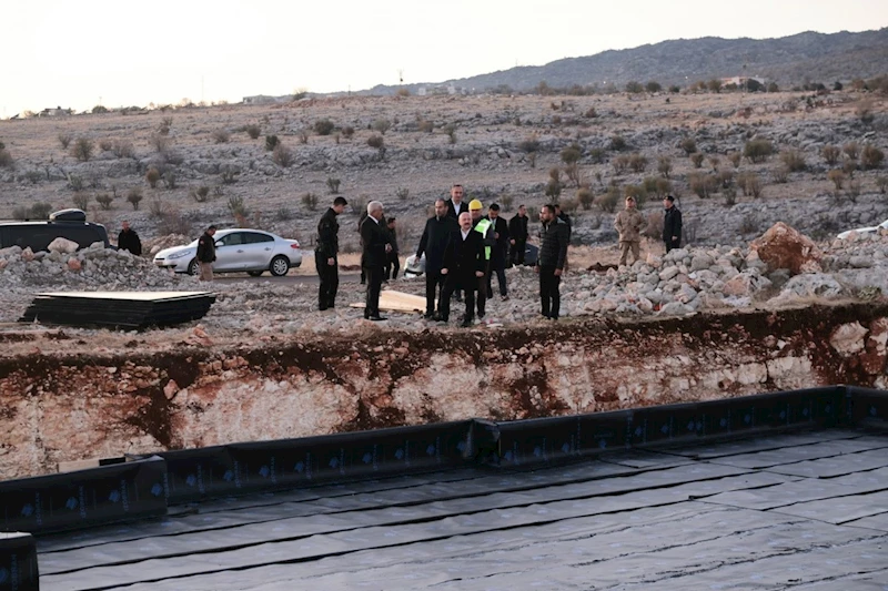 Adıyaman Valisi Osman Varol, Pınaryayla Köyü’nde inşası başlayan köy evlerini inceledi 