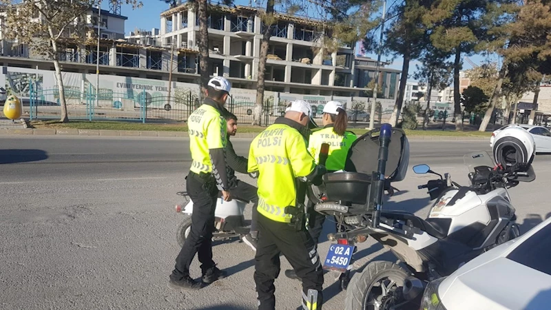 Adıyaman adliye binası önünde yaya geçidi denetimi: Kasksız motosiklet sürücülerine ceza  - Videolu Haber