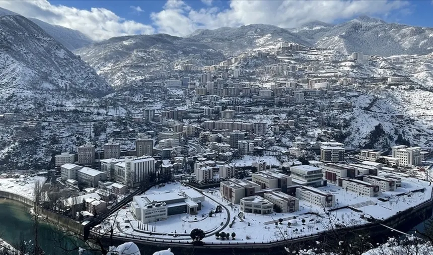 Kar yağışı şehri esir aldı: Okullar tatil ilan edildi!