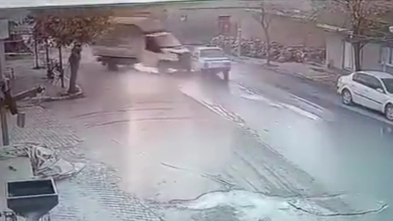 Şanlıurfa’da trafik kazası kameraya yansıdı: 2 yaralı  - Videolu Haber