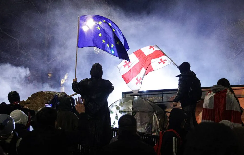 Tiflis protesto gösterilerinde 100