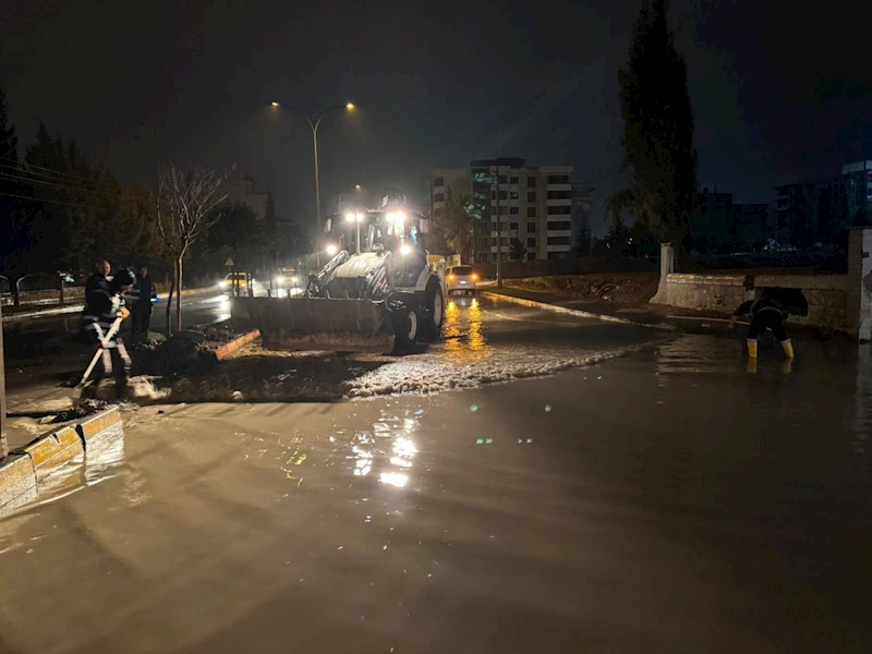 Adıyaman Belediyesinden su baskınlarına karşı gece mesaisi 