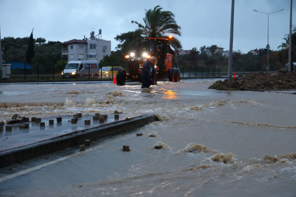 MANAVGAT’TA YOĞUN YAĞIŞ ETKİLİ OLDU