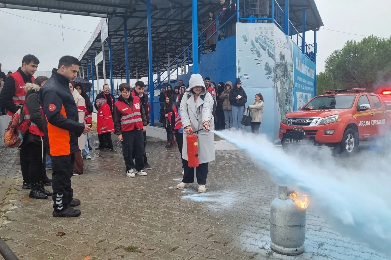 Manisa İtfaiyesi’nden Kızılay gönüllülerine temel yangın eğitimi