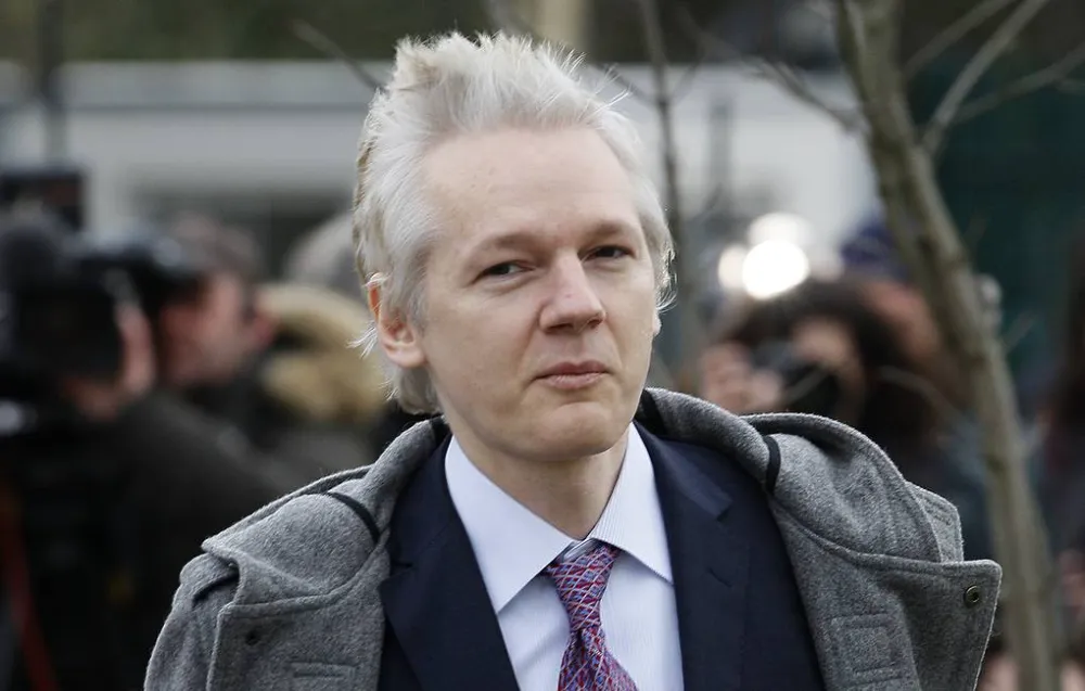 Assange Britanya hapishanesinden serbest bırakıldı ve İngiltere