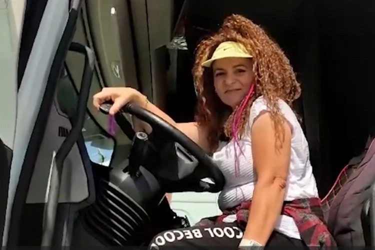 Çocuklarının okulu için tır şoförlüğü yapıyor