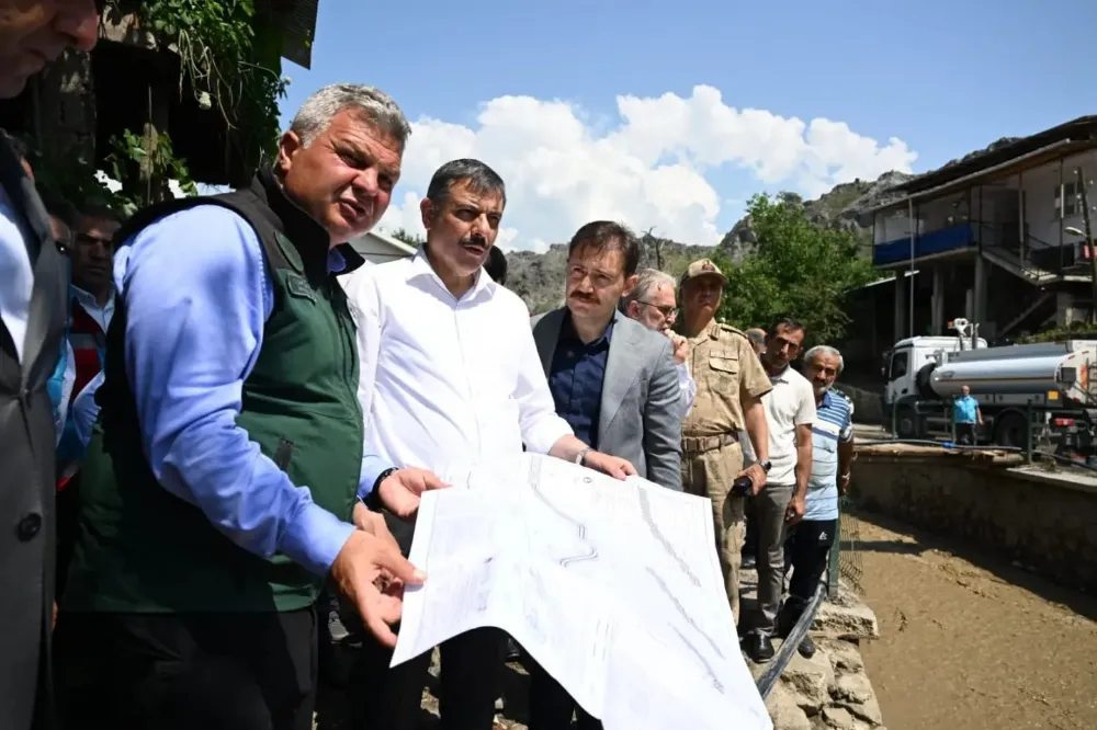 Erzurum Valisi Mustafa Çiftçi sel haftası boyunca çizmelerini hiç çıkarmadı