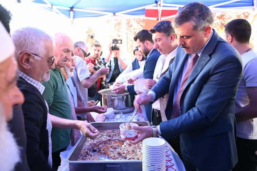 Vali Çiftçi halkın içinde halk ile beraber, bu defa aşure dağıttı…