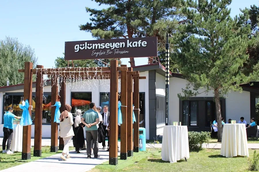 Gülümseyen Kafe gülümsetti…