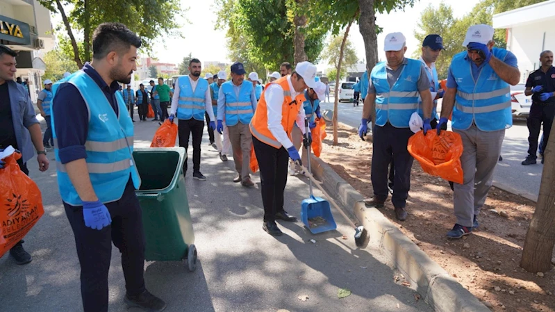 Başkan Tutdere sokakları süpürdü 