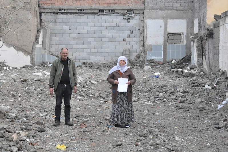 Ağır hasarlı evleri yıkılan aile mağduriyetlerinin giderilmesini istiyor