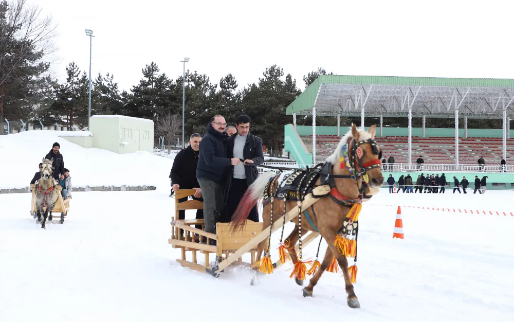 ATATÜRK ÜNİVERSİTESİNDE GELENEKSEL SPOR COŞKUSU: ATLI KIZAK ŞÖLENİ DÜZENLENDİ