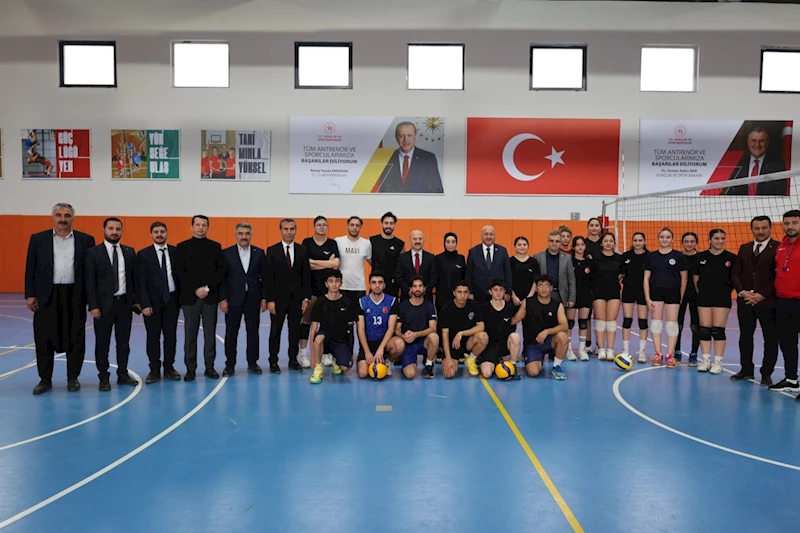 Protokol sporcuların antrenmanını izledi 