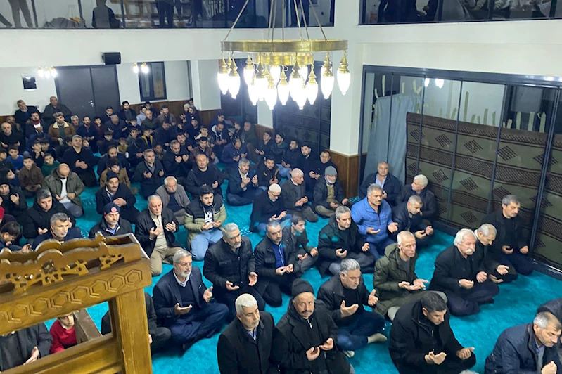 Depremde yıkılan ve yeniden yapılan Evliyaoğlu Camii dualarla ibadete açıldı