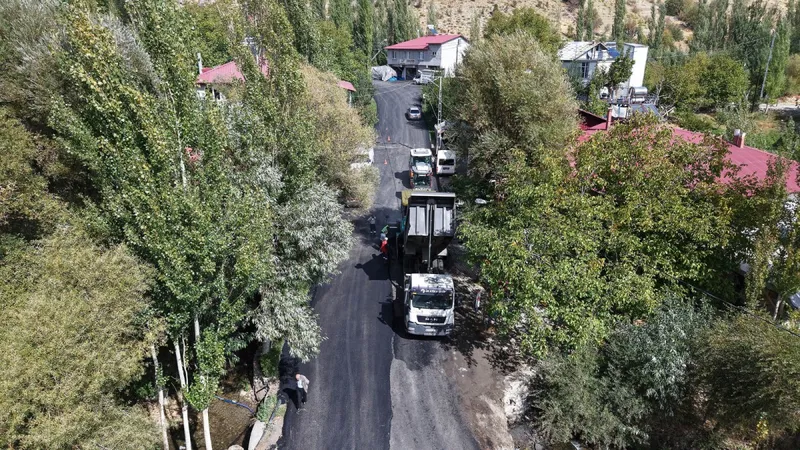 Çağlayancerit’te Yol Çalışmaları Hızlandı