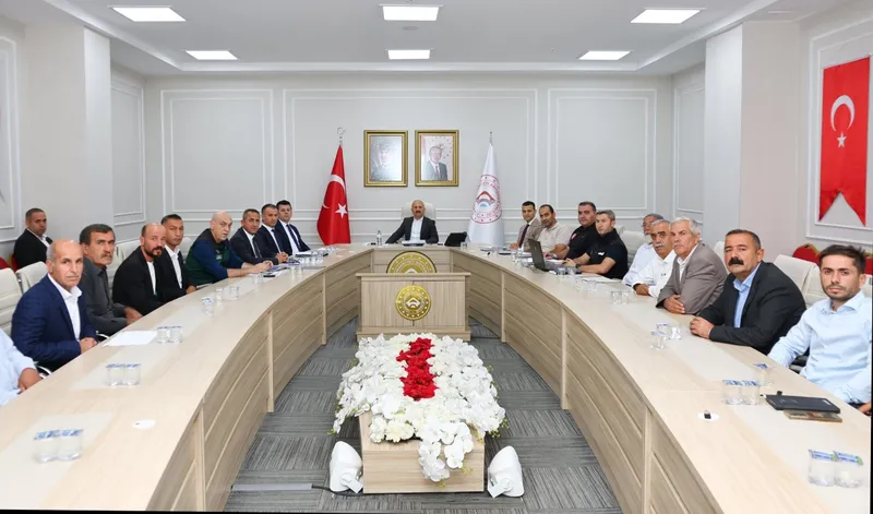 Vali Osman Varol, köy muhtarlarıyla bir araya geldi 