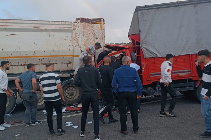 Mardin’de kamyonet ile tır çarpıştı: 3’ü çocuk 14 yaralı 