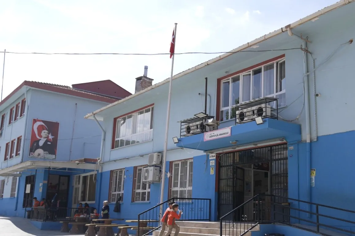 İzmir’in okullarına Büyükşehir eli