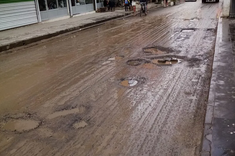 Yağış sonrası Batman çarşısı çamur deryasına döndü