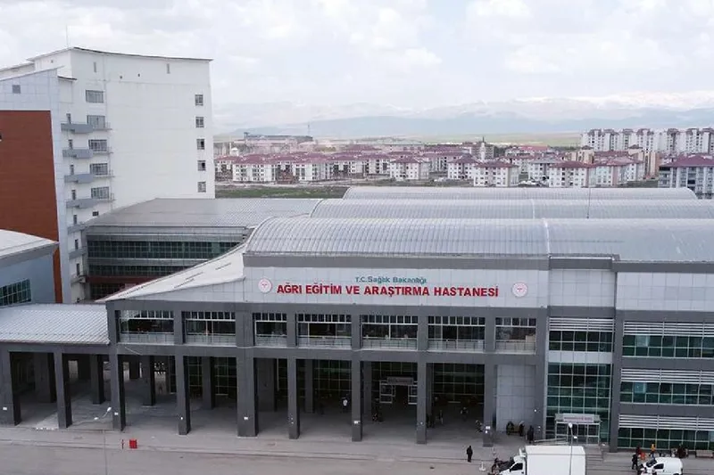 Ağrı’da ambulans ile kamyonet çarpıştı: 7 yaralı