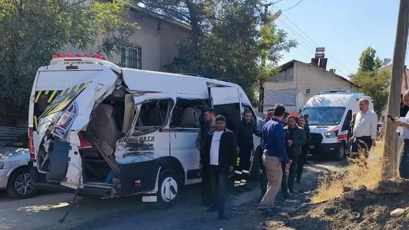 Muş’ta yolcu treni okul servisine çarptı: 17 öğrenci yaralandı