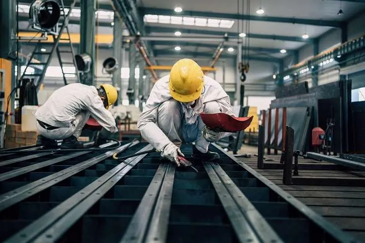 Ücretli Çalışan Sayısında Artış: Ticaret ve Hizmet Sektörü Lider