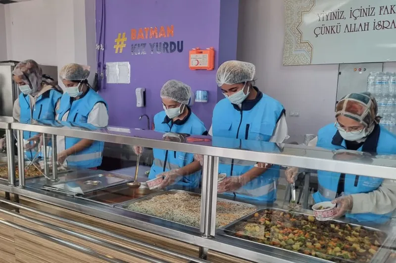 İhtiyaç sahiplerine sıcak yemek desteği