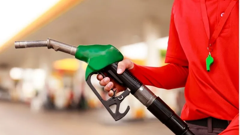 Akaryakıt fiyatları güncellendi: Benzin fiyatlarında indirim bekleniyor 