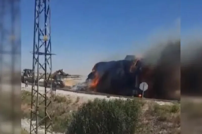 Konya’da saman yüklü tır yandı: 25 ton saman balyası kül oldu