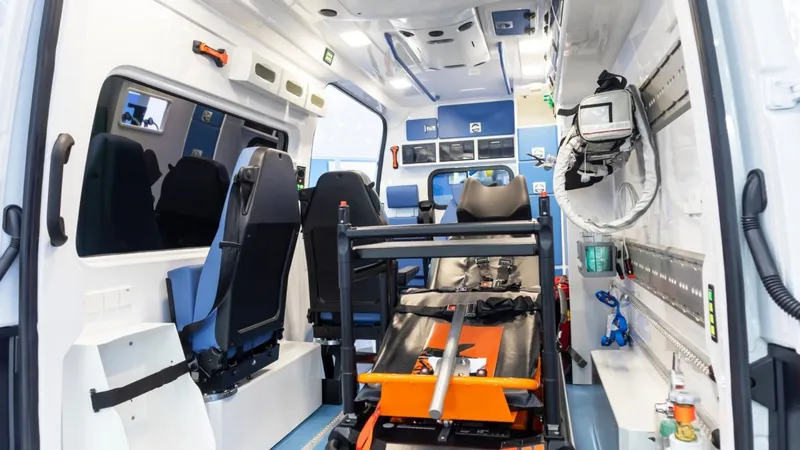 Samsat’ta ambulans kazası: 3’ü sağlık personeli 8 yaralı 