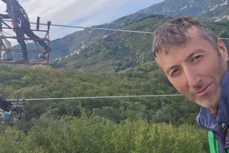 Yüksek gerilim hattı direğinden düşen işçi hayatını kaybetti