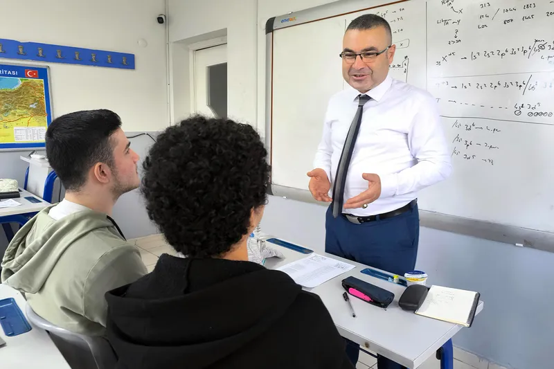 Uzmanlar uyardı: Zorunlu eğitim evliliği geciktiriyor