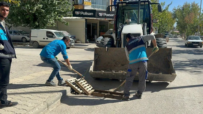 Adıyaman Belediyesi, rögar ve yağmur suyu bacaları temizliğine başladı  - Videolu Haber