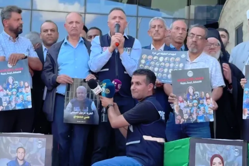 Gazze’ye destek ve katledilen gazetecilere veda için Ramallah’ta gösteri