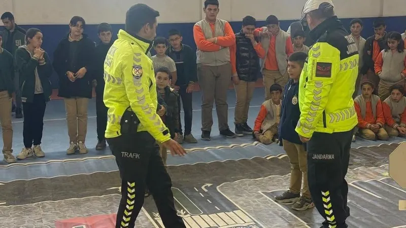 Akyaka’da öğrencilere “Trafik Dedektifleri” eğitimi