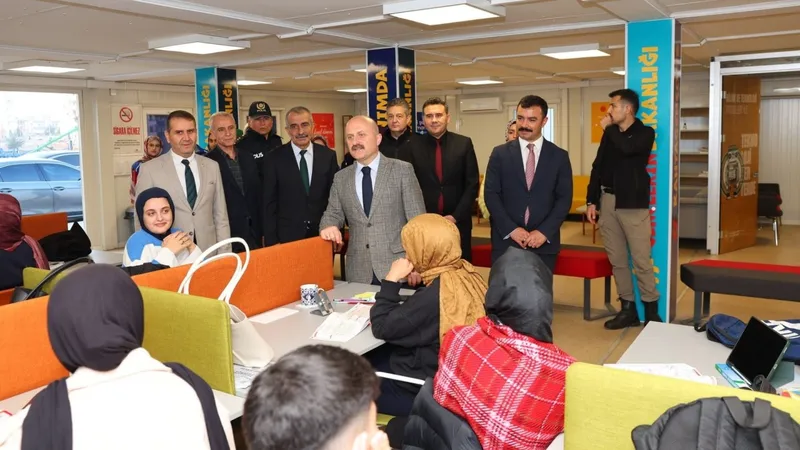 Vali Osman Varol, Kahta Genç Ofisi’nde öğrencileri ziyaret etti 